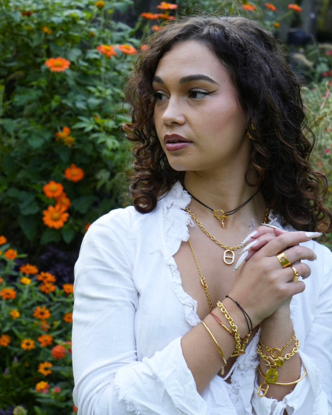 Collier Alma maille doré porté en accumulation