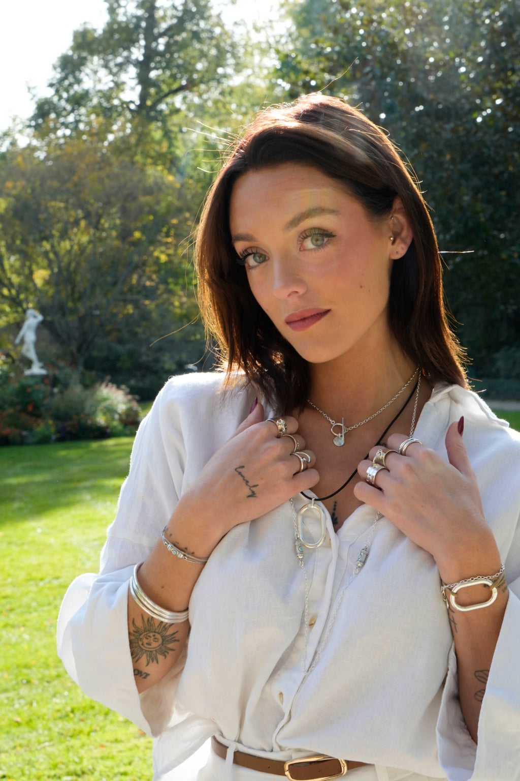 Collier Riviera argenté porté avec cordon noir