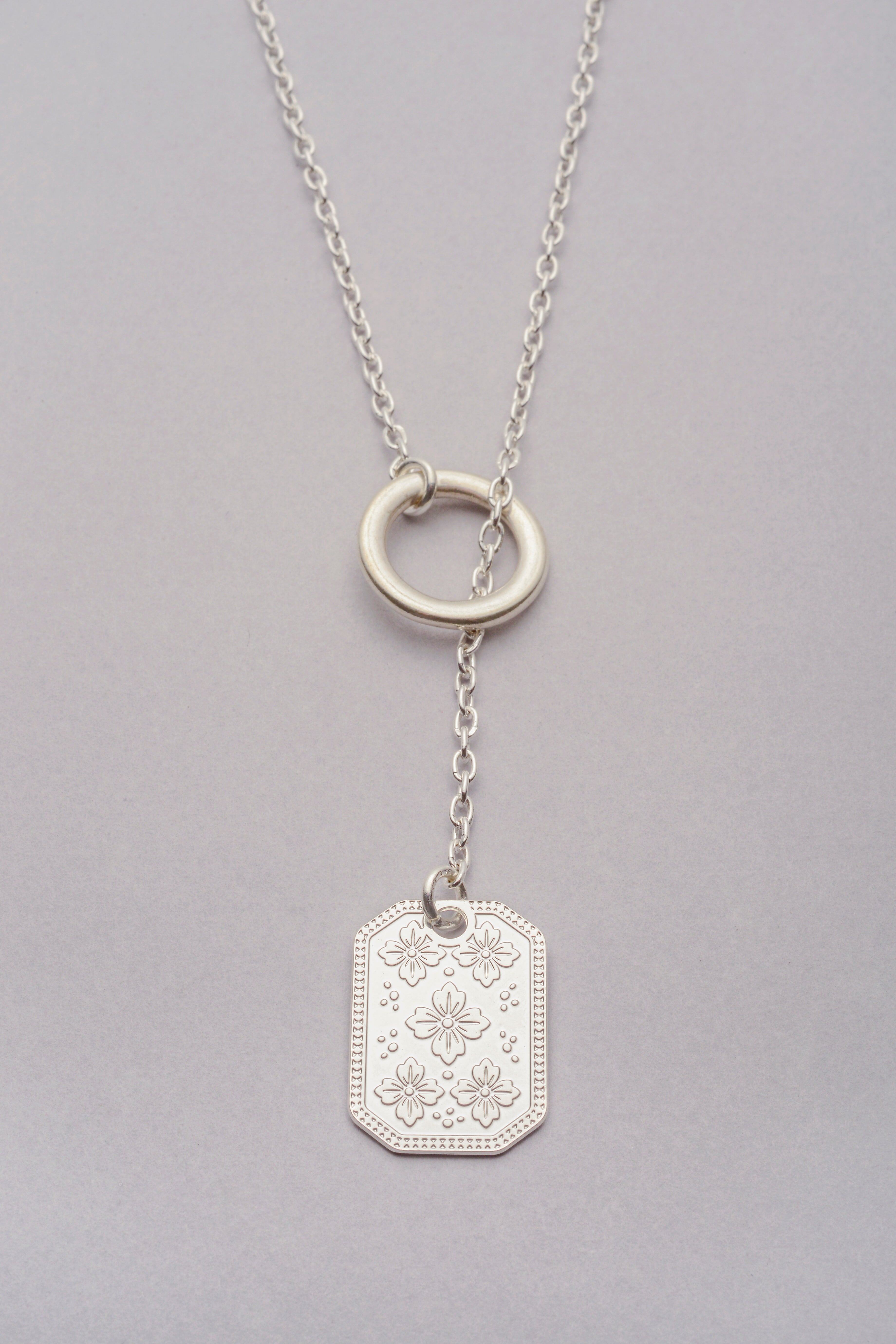 Sautoir Daya argenté avec pendentif Sakura gravé – Musardise