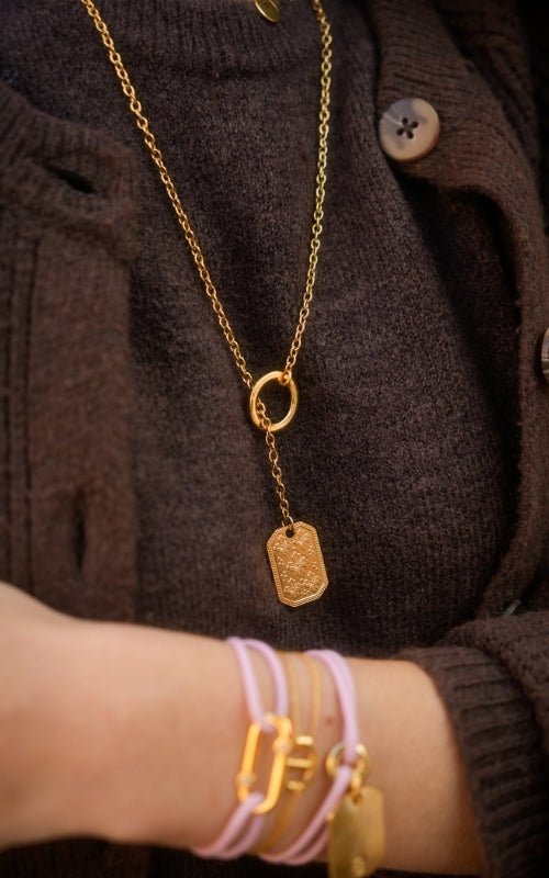 Sautoir Daya doré avec pendentif Sakura gravé – Musardise