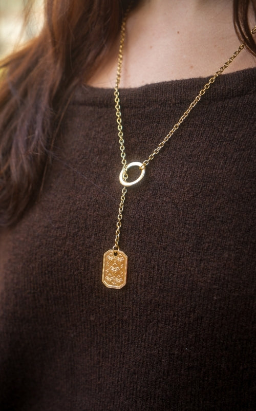 Sautoir Daya doré avec pendentif Sakura gravé – Musardise