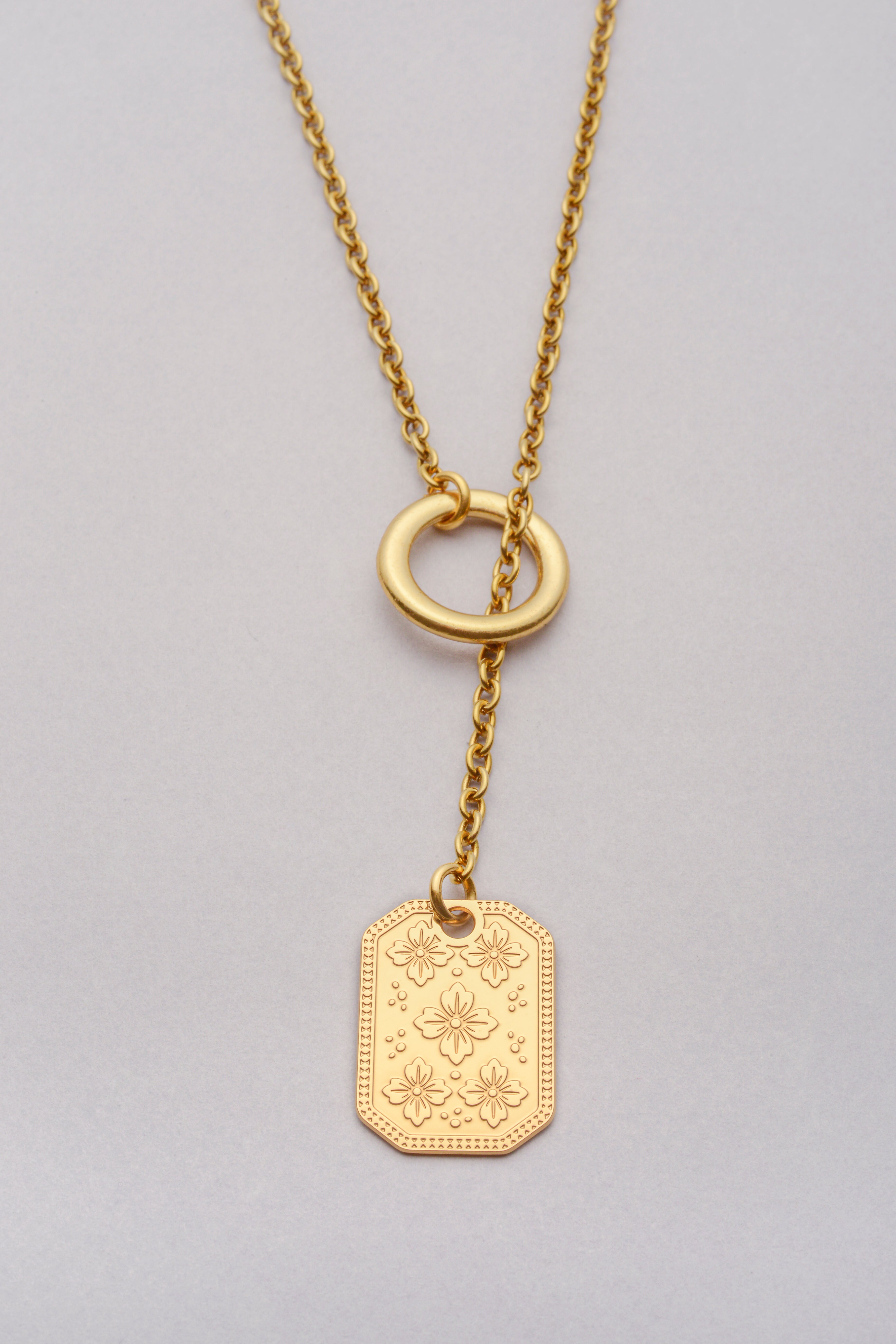 Sautoir Daya doré avec pendentif Sakura gravé – Musardise