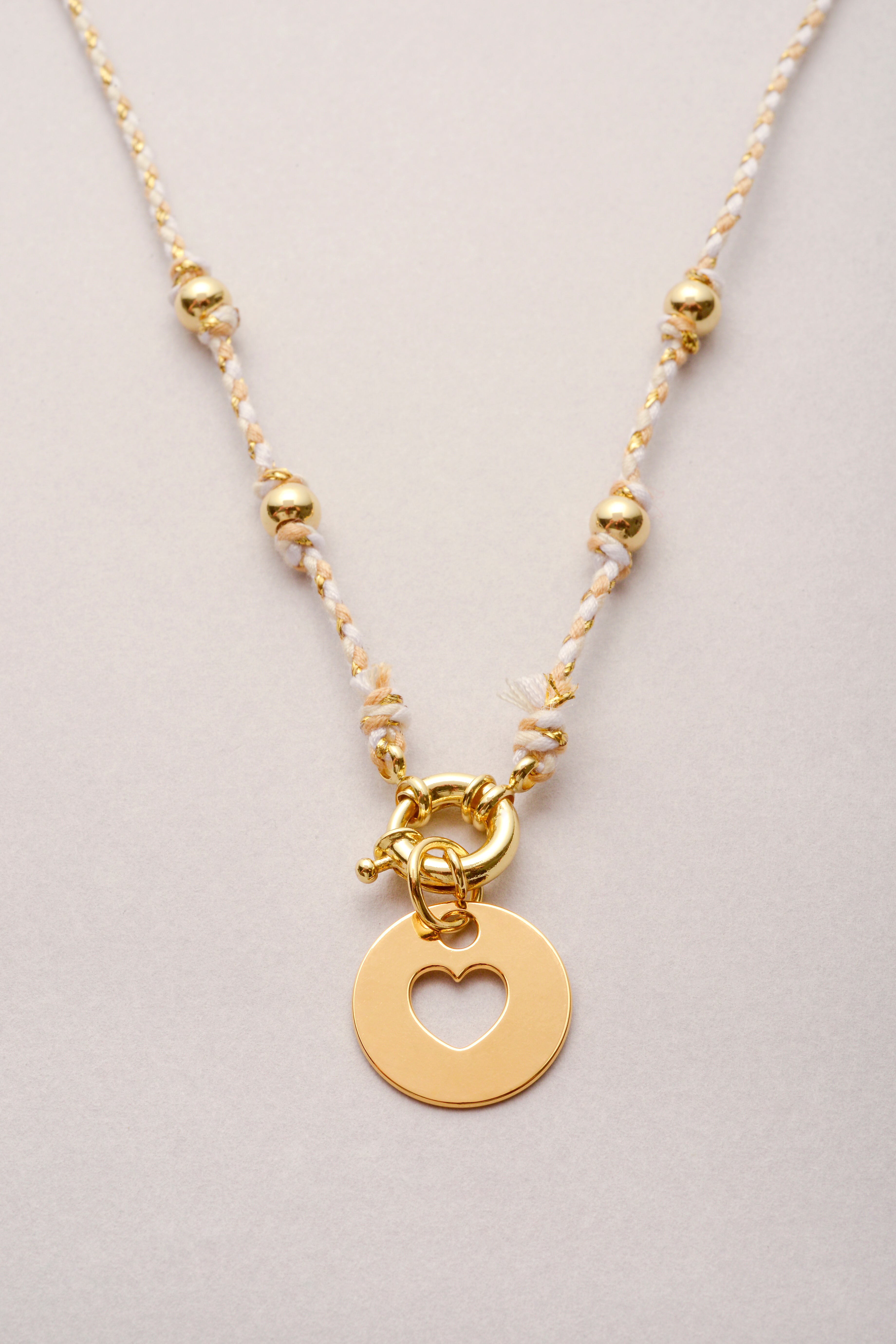 Collier tressé avec pendentif cœur doré – Musardise