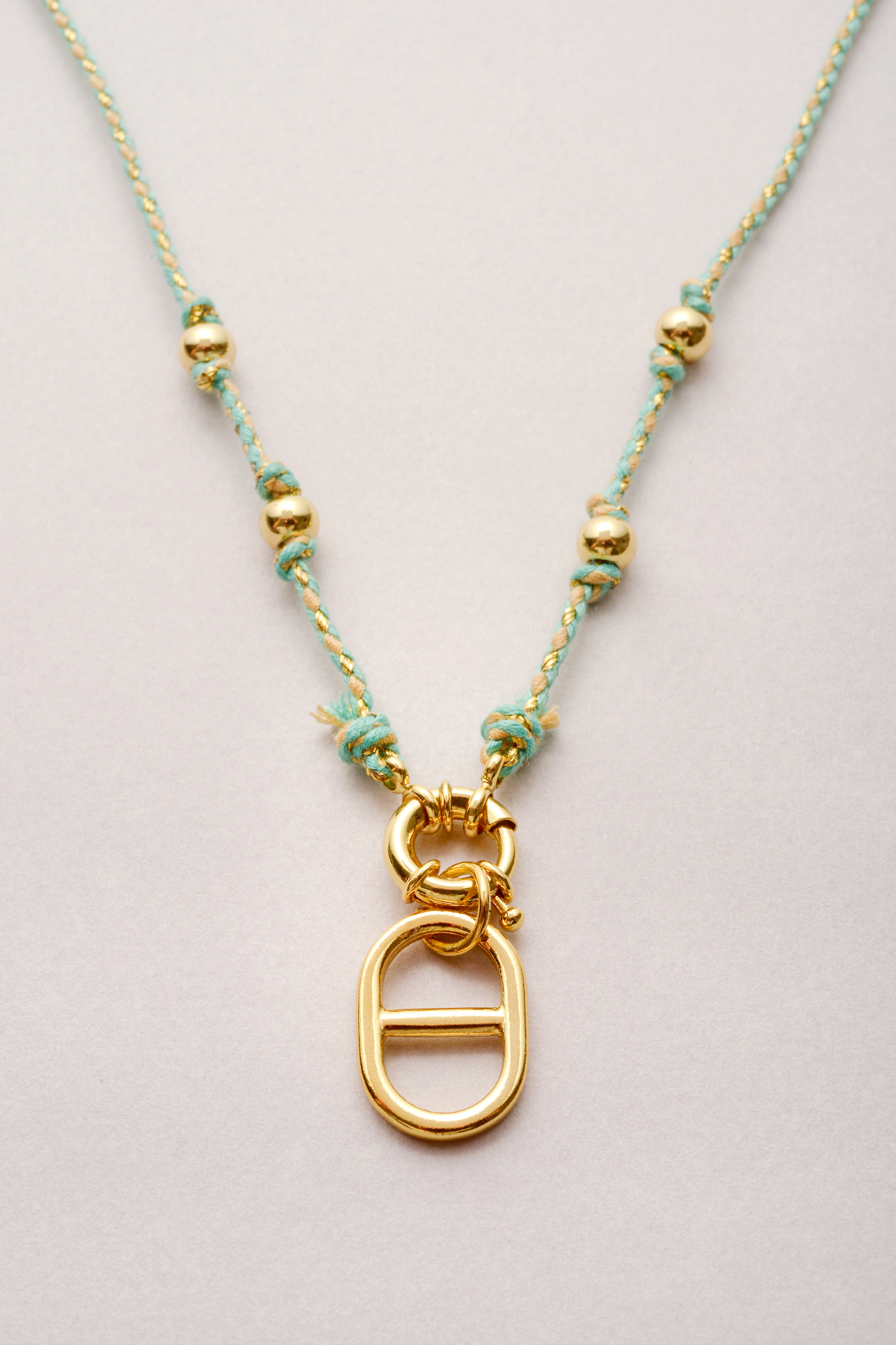 Collier tressé avec pendentif maille dorée – Musardise