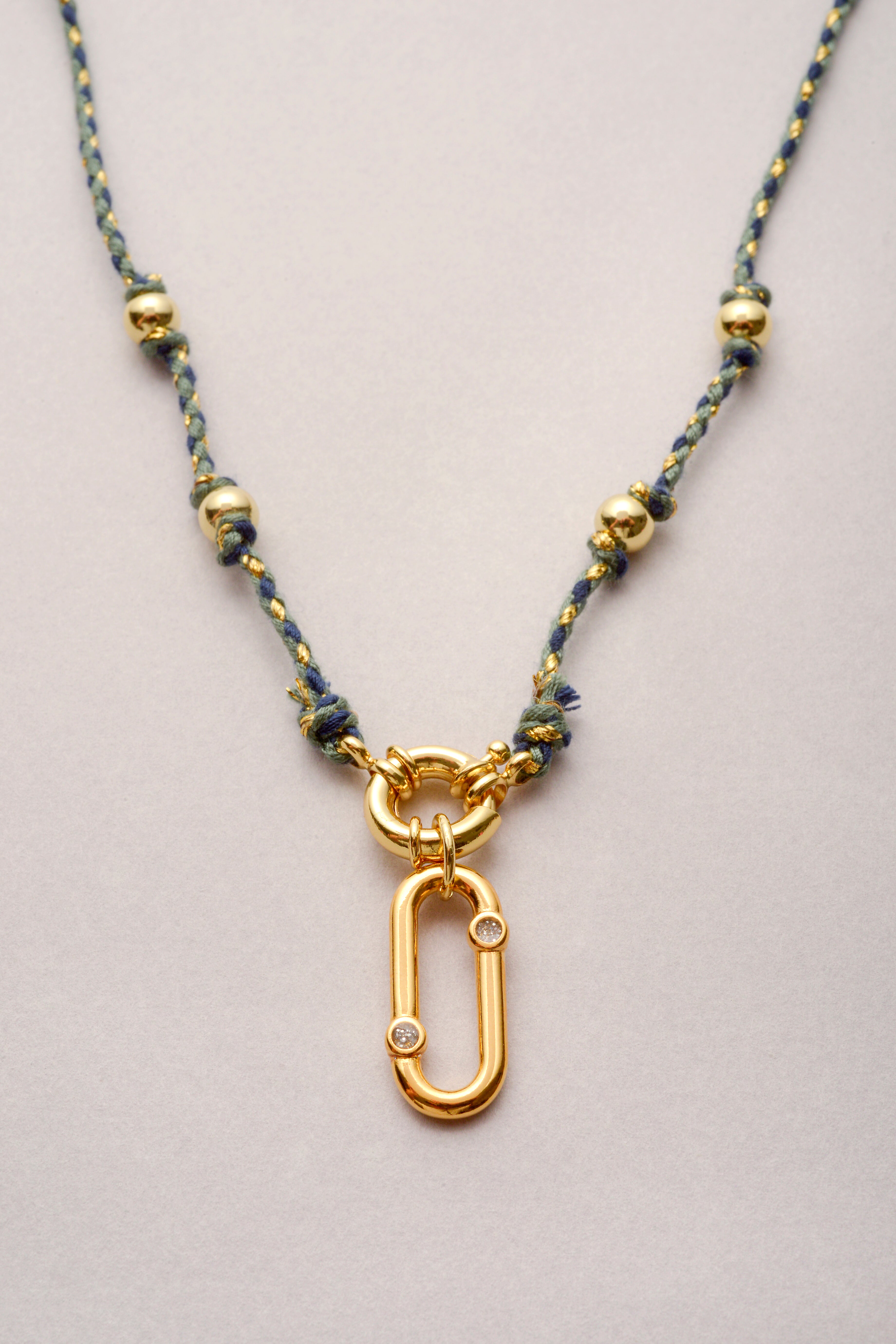 Collier tressé avec pendentif Ricky doré et strass – Musardise