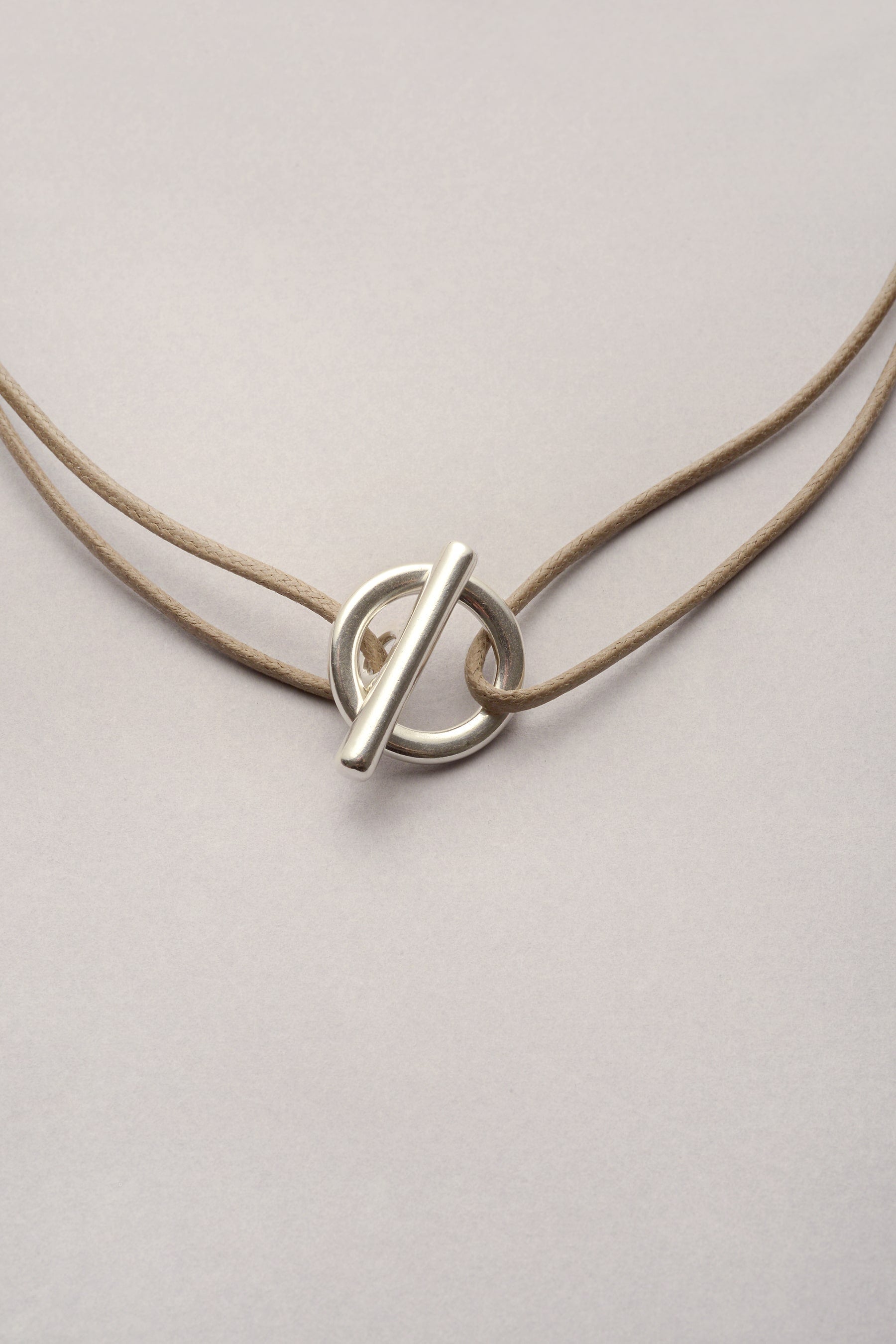 Ce collier est composé d'un fermoir en T argenté et d'un cordon de coton coloré. Pratique, il s'ouvre et se ferme facilement. En plus, vous choisissez la longueur de cordon et la couleur, facile à porter et à offrir ! 