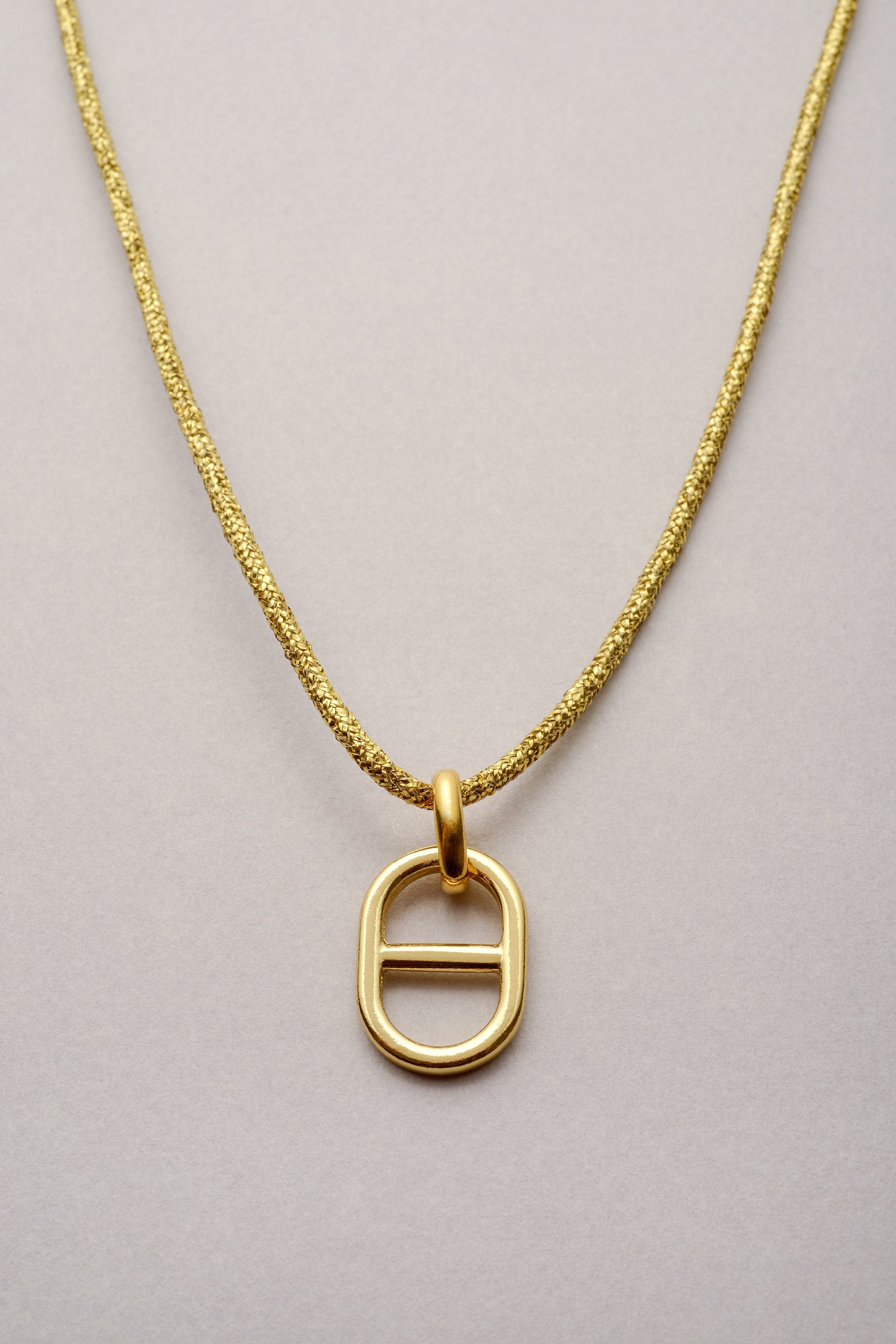 Ce collier est composé d'un pendentif maille doré et d'un cordon de coton coloré et réglable. la maille marine s'inspire de l'ancre de bateau des marins et navigateurs. Ce bijou est fabriqué en France. 