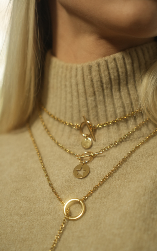 colliers chaîne fine dorée avec breloque personnalisable. 