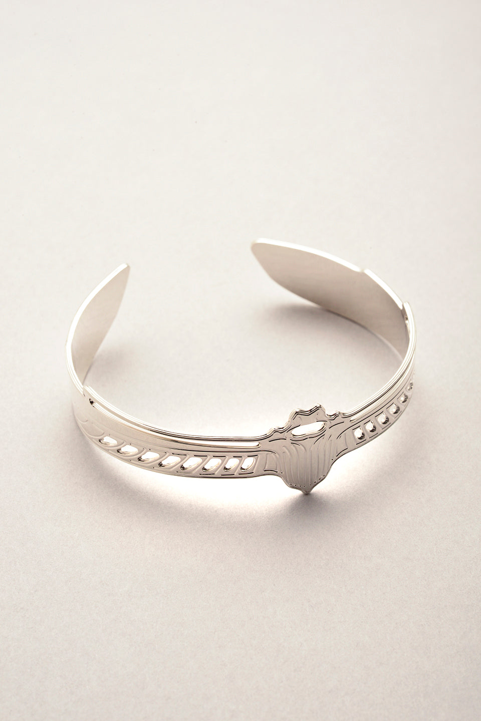 Demi jonc argenté motif scarabée – Musardise