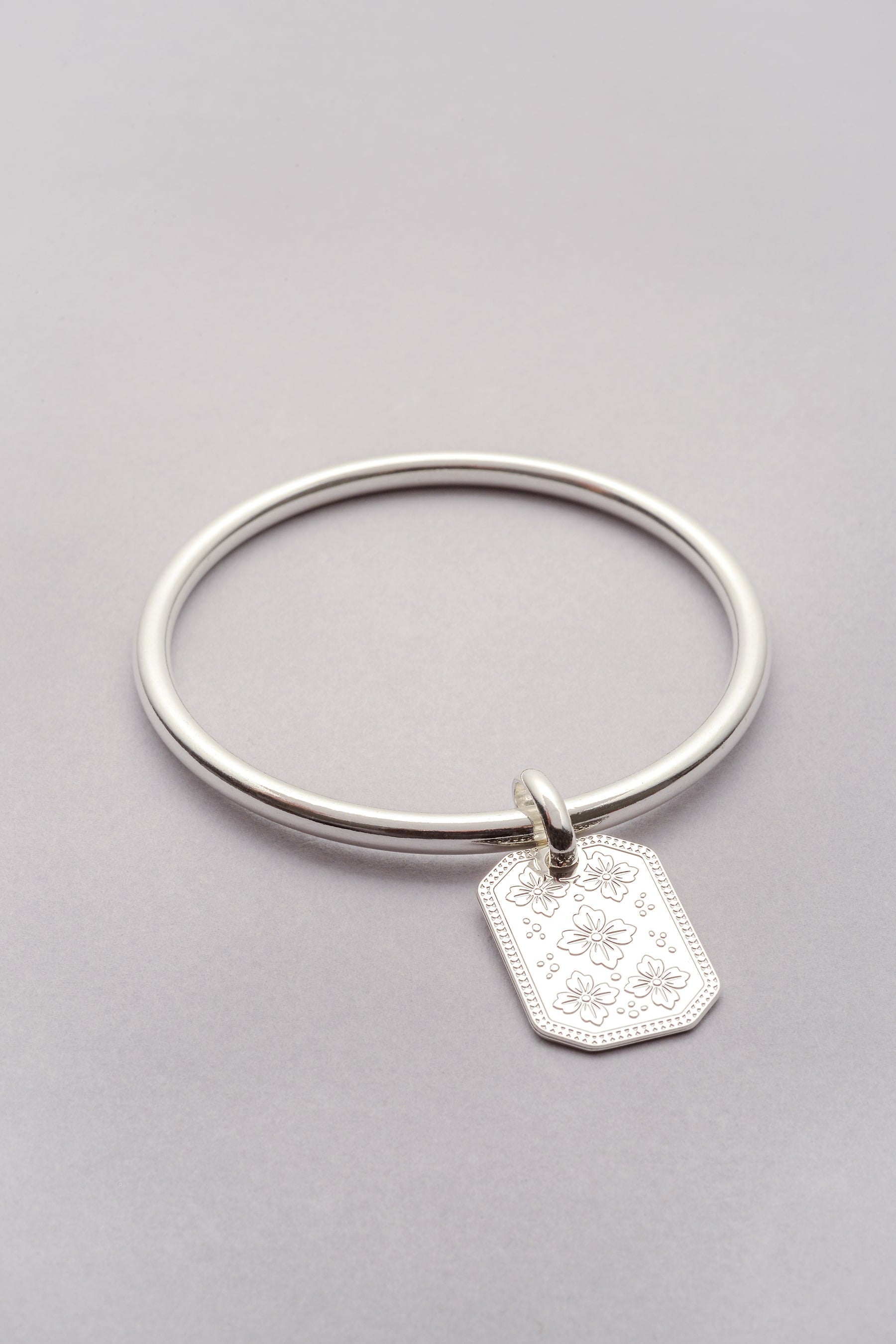 Jonc argenté avec pendentif Sakura gravé – Collection Fleurs d’Hiver Musardise