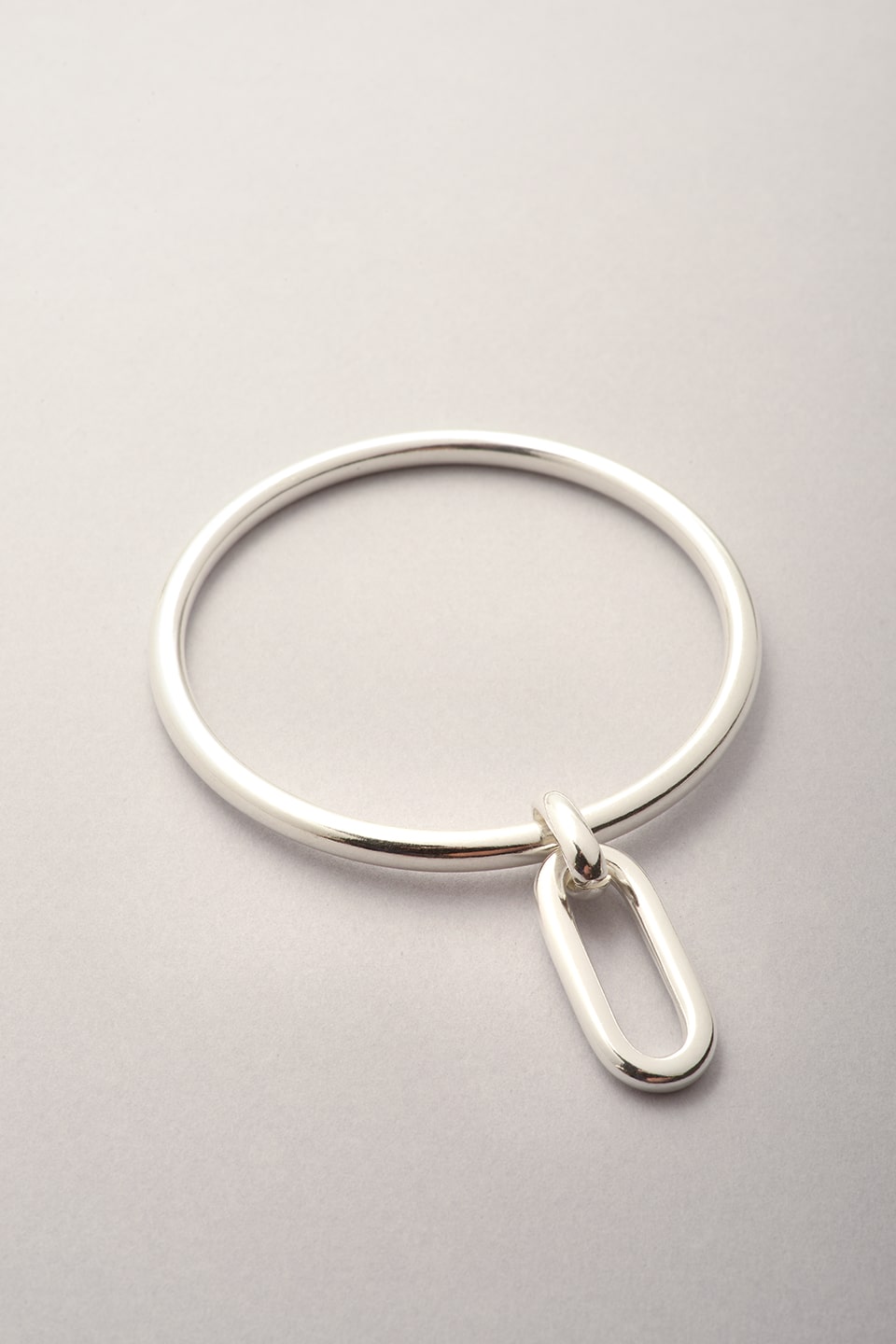 Ce bracelet jonc argenté est composé d'un bracelet et d'un pendentif argenté. Ce bijou existe en 5 tailles.