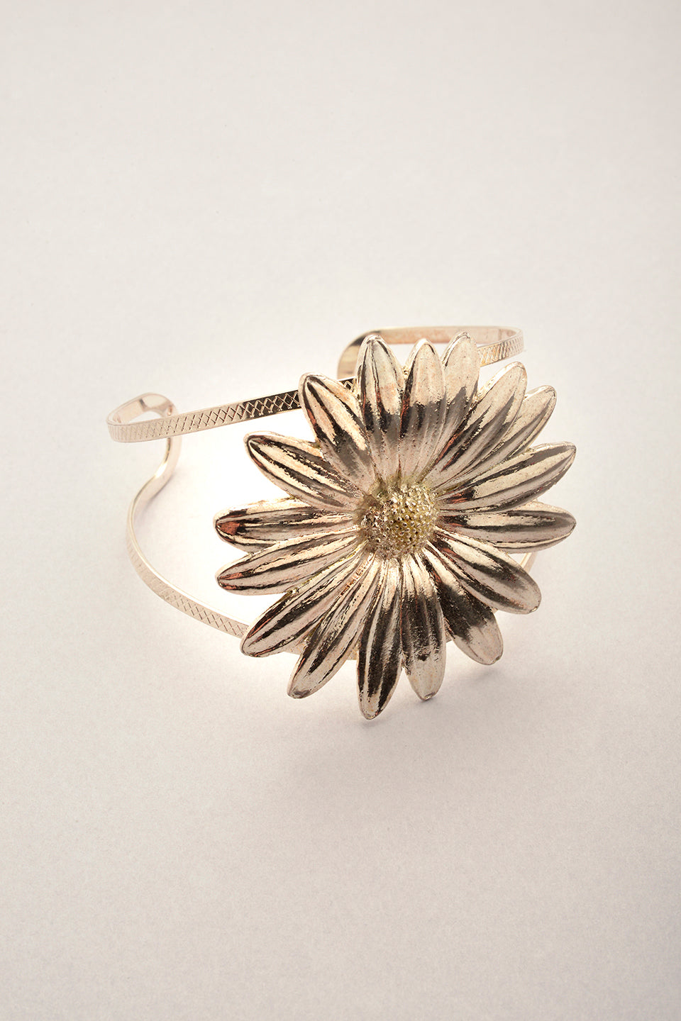 Manchette Alba argentée avec grande fleur – Musardise