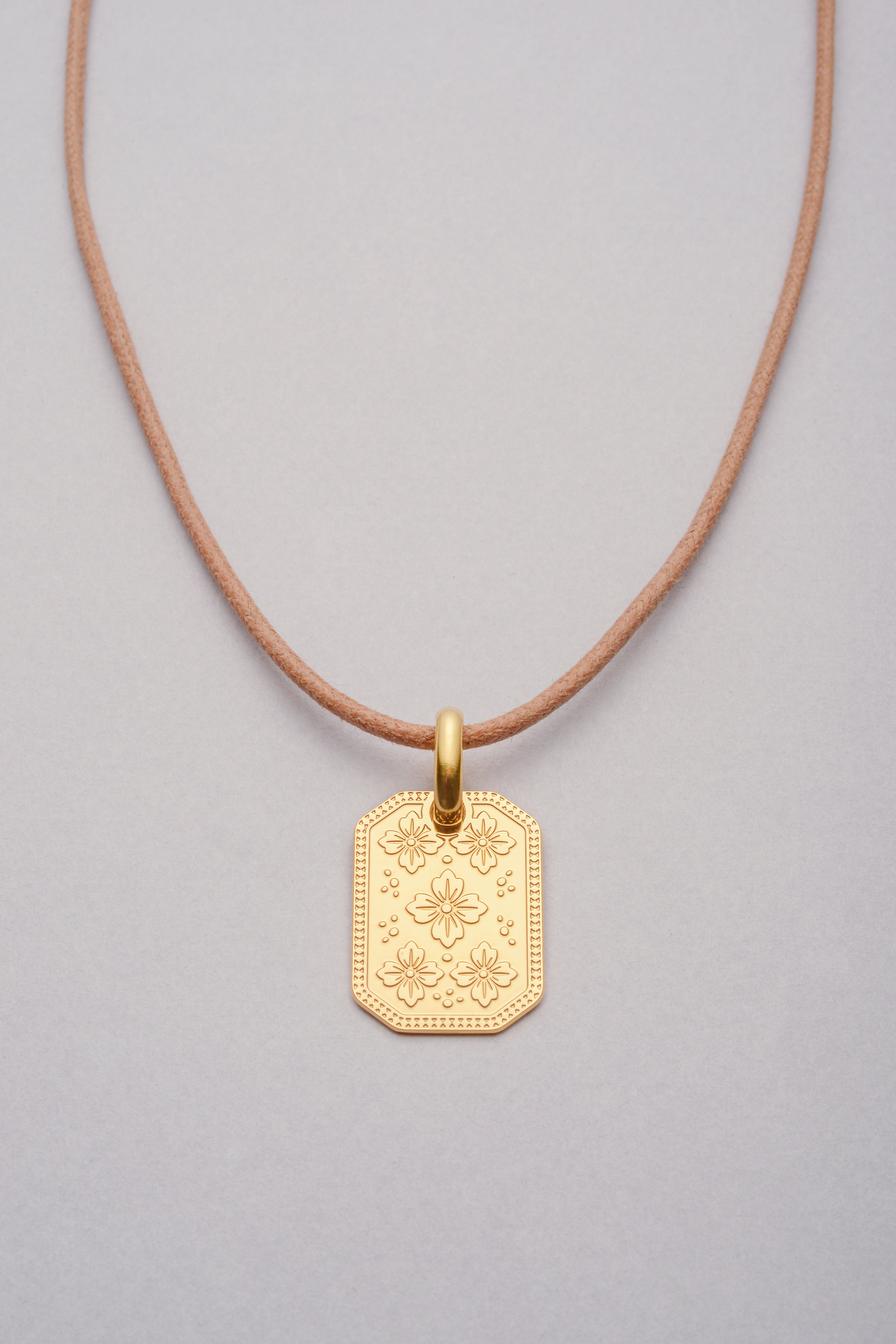 Collier cordon avec pendentif Sakura doré – Musardise