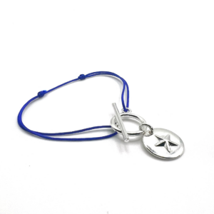 Bracelet fin avec pendentif étoile en relief. ce bijou pas cher est pratique avec son fermoir en T et ses noeuds coulissants.