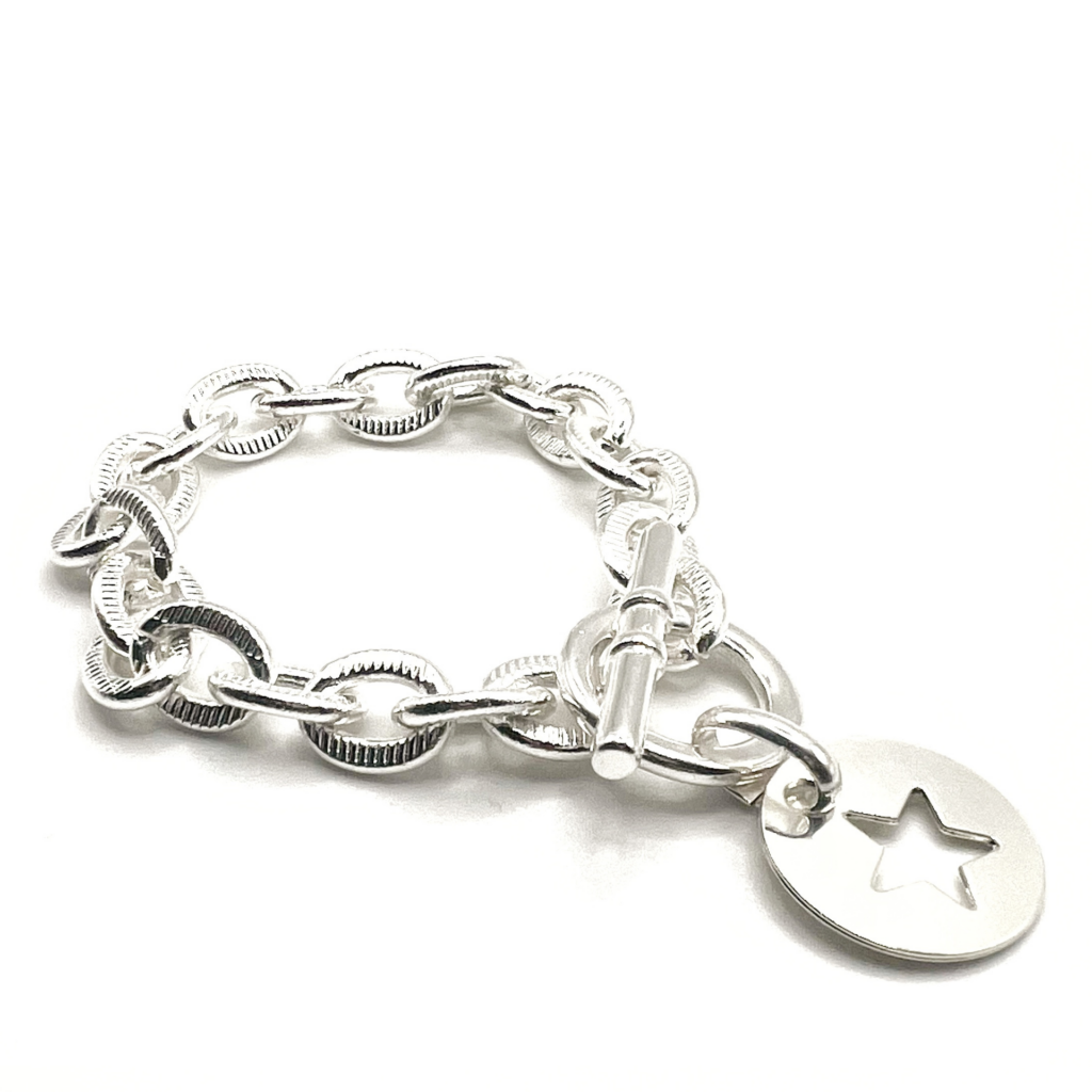 Bracelet scarlett étoile: ce bijou est composé d'une chaîne et d'un fermoir un T. Ce bracelet peut etre personnalisé avec plusieurs pendentifs différents.