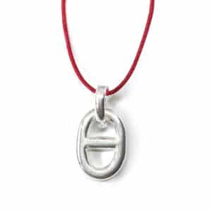 Collier sur cordon rouge avec une pampille maille marine petit modèle argenté