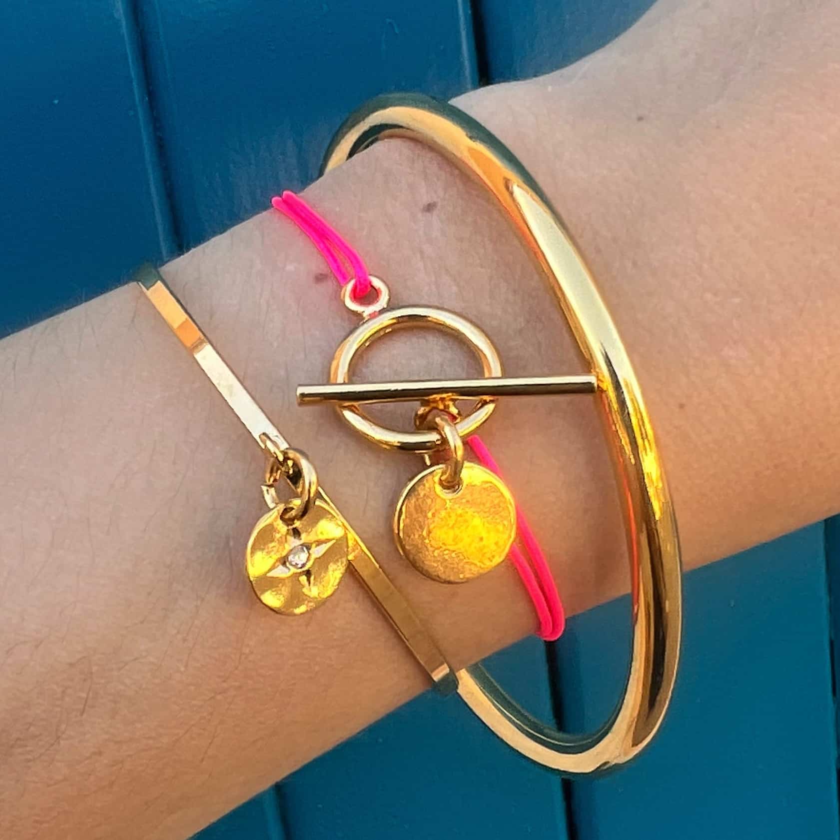 Bracelet fin médaille dorée et autres bijoux