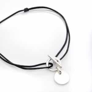 Collier sur cordon noir avec une pampille médaille argentée