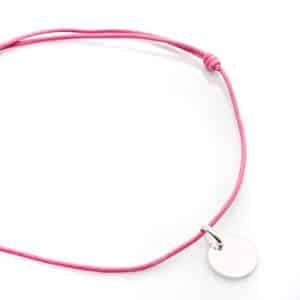 collier sur cordon rose fuchsia avec une pampille petite médaille argentée