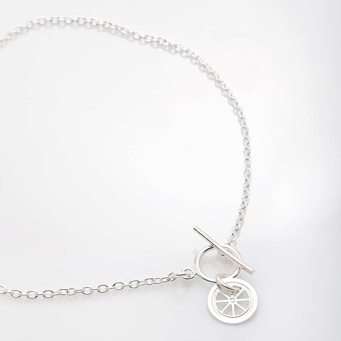 collier chaîne fine pendentif roue