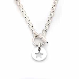 collier scarlett étoile, bijou avec une chaîne et un pendentif médaille