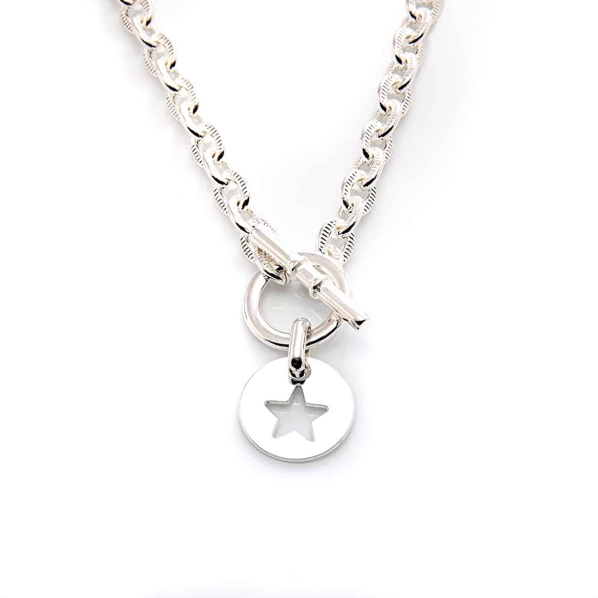 collier scarlett étoile, bijou avec une chaîne et un pendentif médaille
