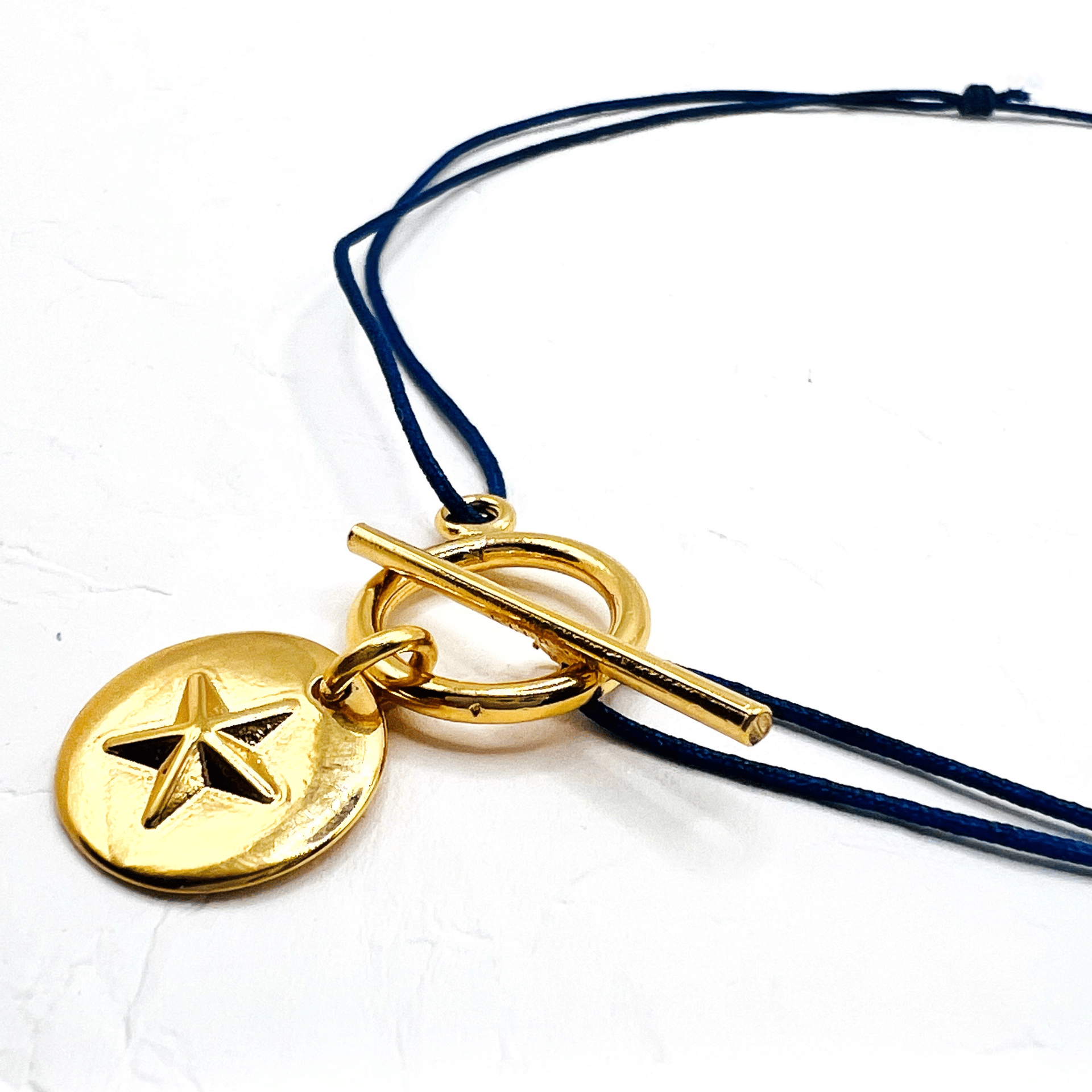 Collier avec pendentif étoile relief