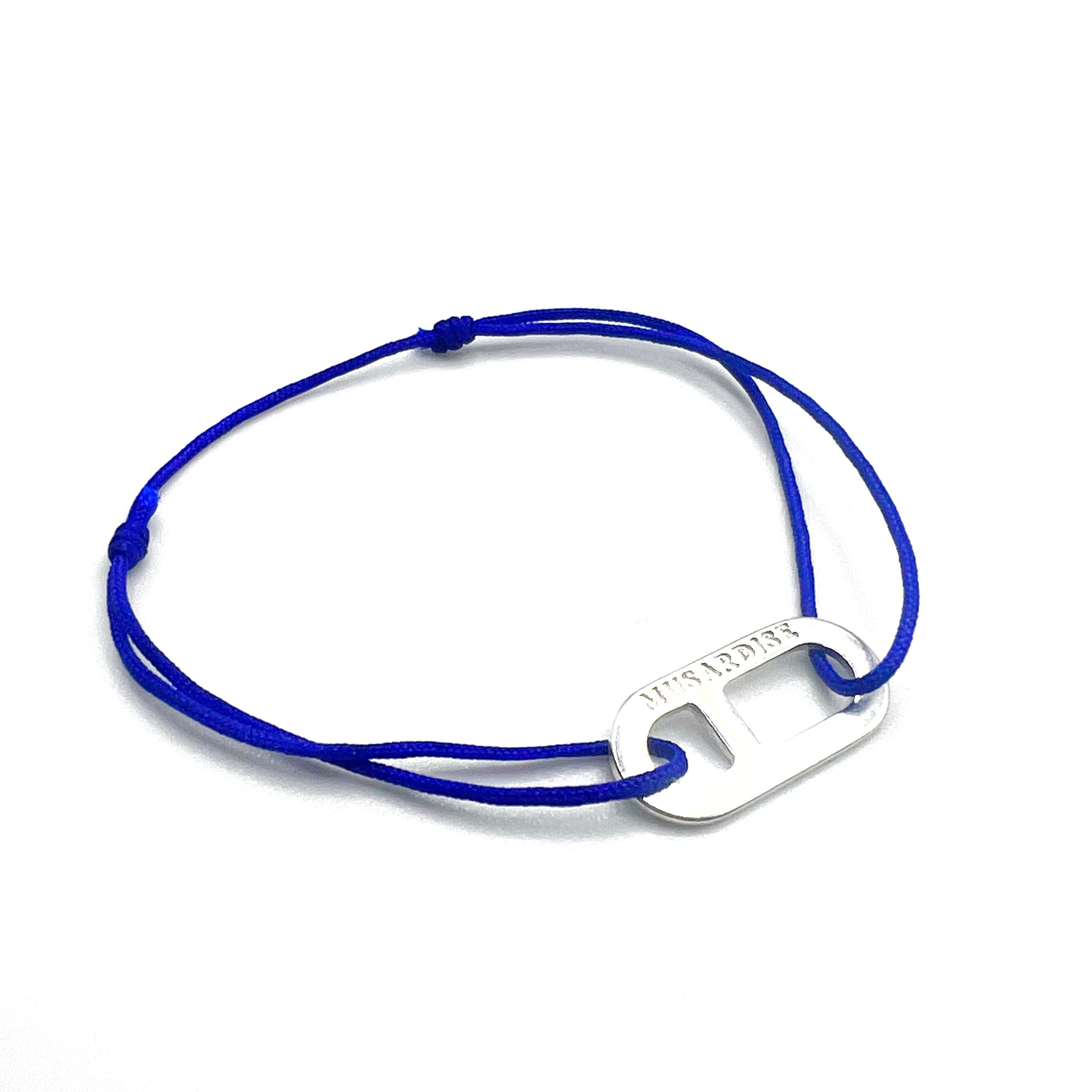 Bracelet argenté avec une mini plaque Noé et son cordon en coton bleu électrique