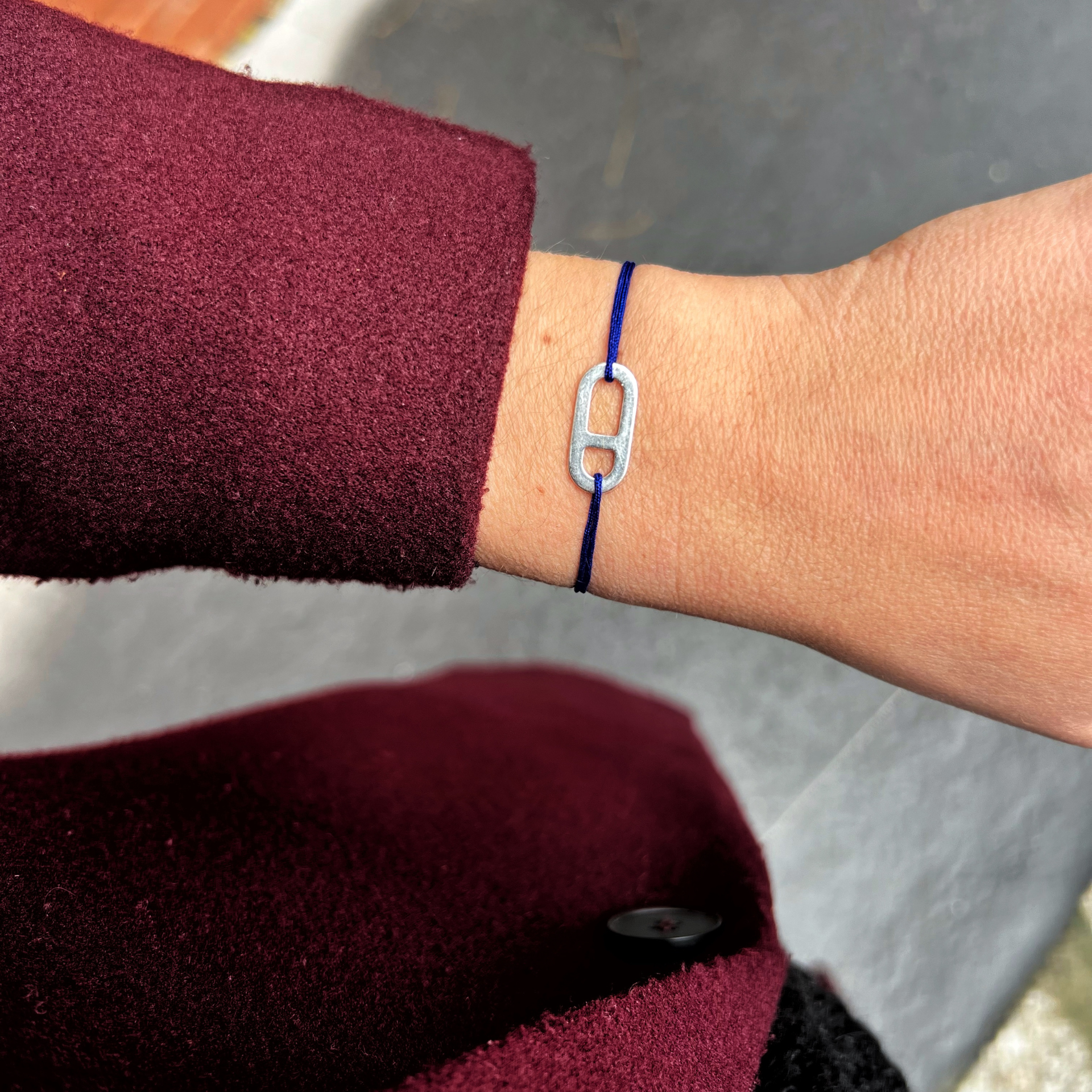 Bracelet argenté avec une mini plaque Noé et son cordon en coton bleu électrique