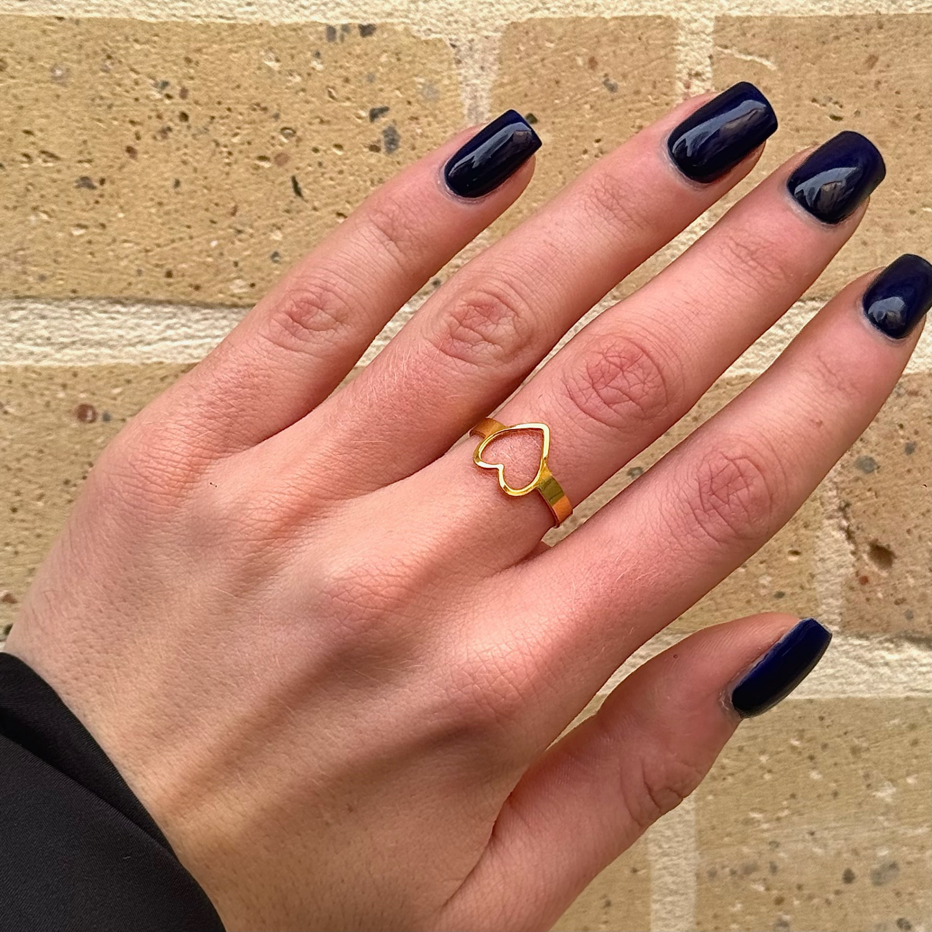 Bague Love dorée portée. Ce bijou est fabriqué en france et existe en argenté.