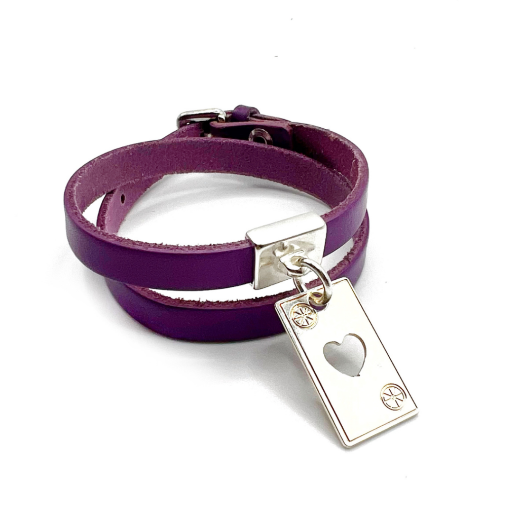 Bracelet sur cuir violet avec une pampille Coeur argentée