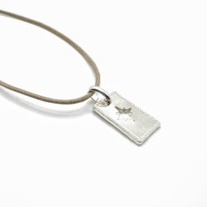 Collier pendant météore avec cordon de coton coloré