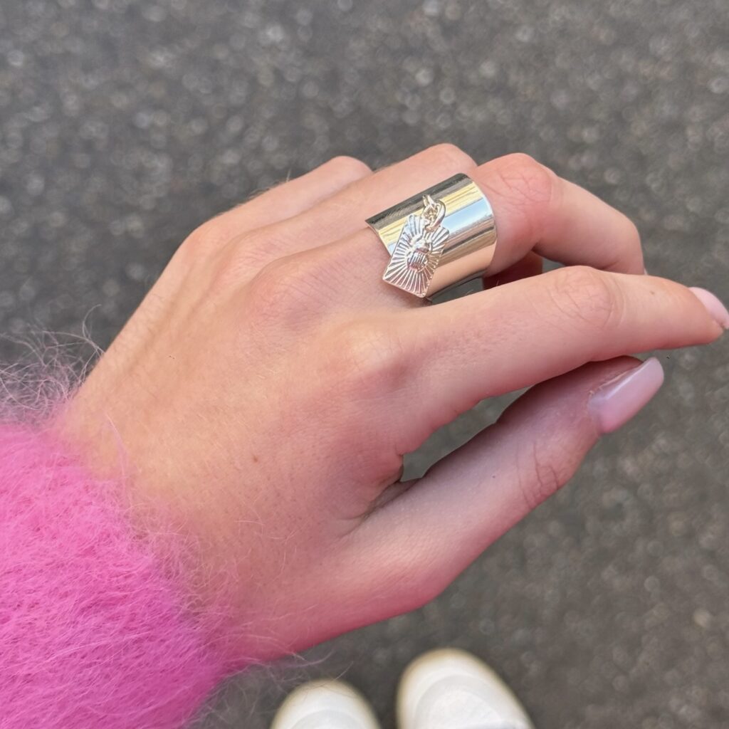 Bague large argentée avec un petite pampille pendentif scarabée