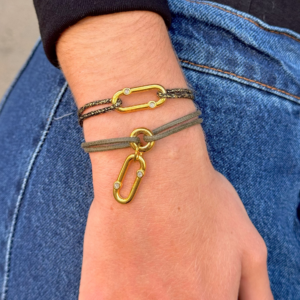 Bracelet Liv strass doré avec cordon de coton coloré.