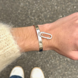 Demi jonc argenté avec une pampille rectangulaire à strass 