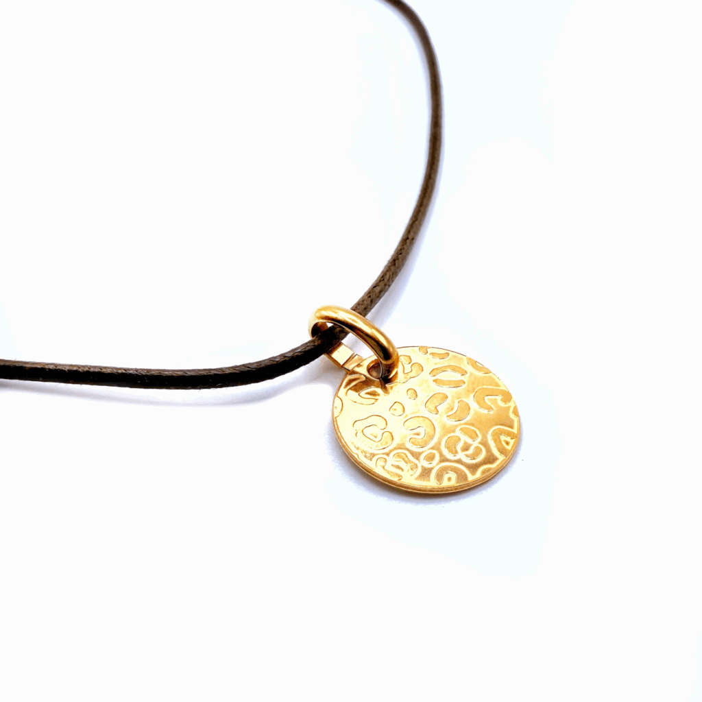 Collier médaille léopard doré ajustable et cordon de coton coloré.