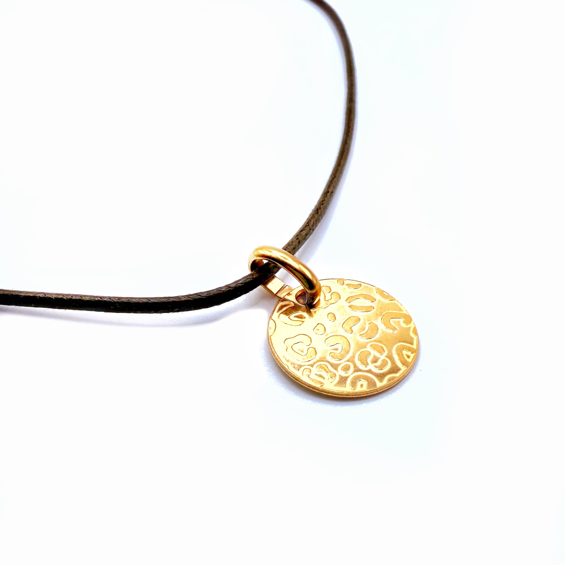 Collier médaille léopard doré ajustable et cordon de coton coloré.