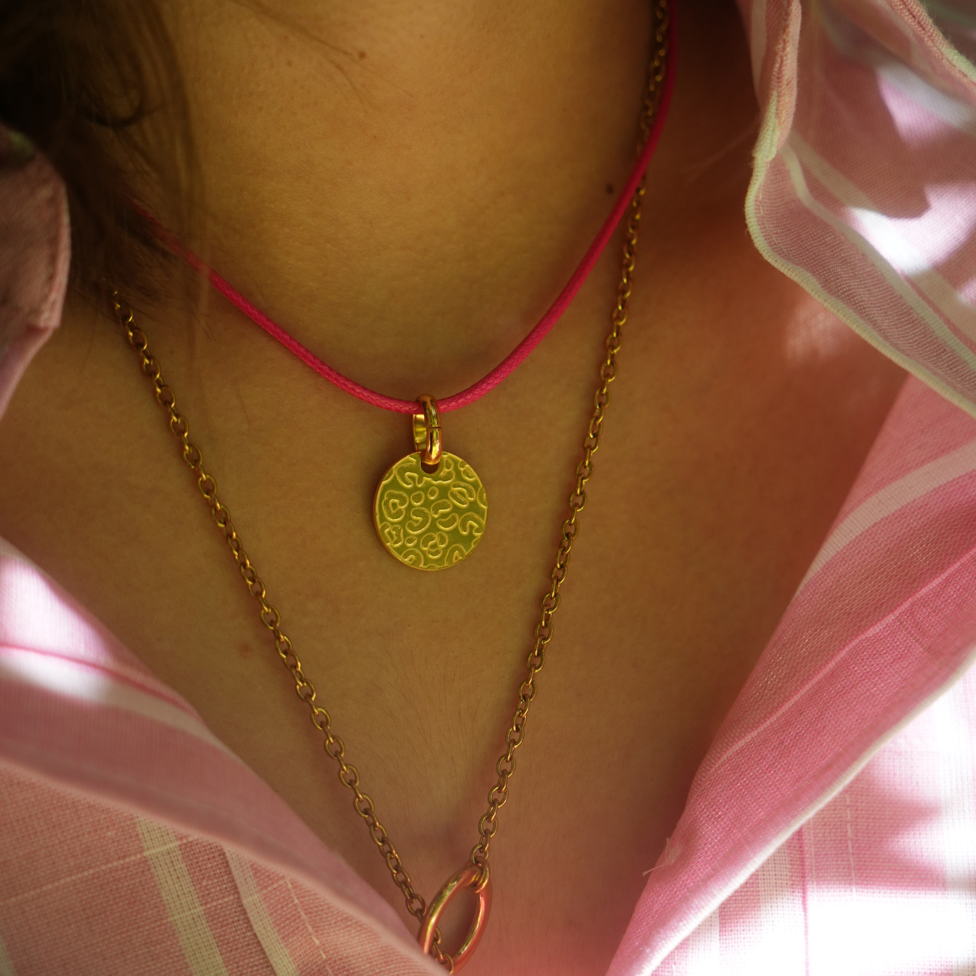 Collier médaille léopard doré