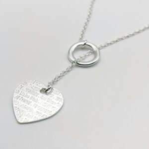 Collier sautoir sur chaîne argentée avec une pampille coeur avec inscriptions "je t'aime"