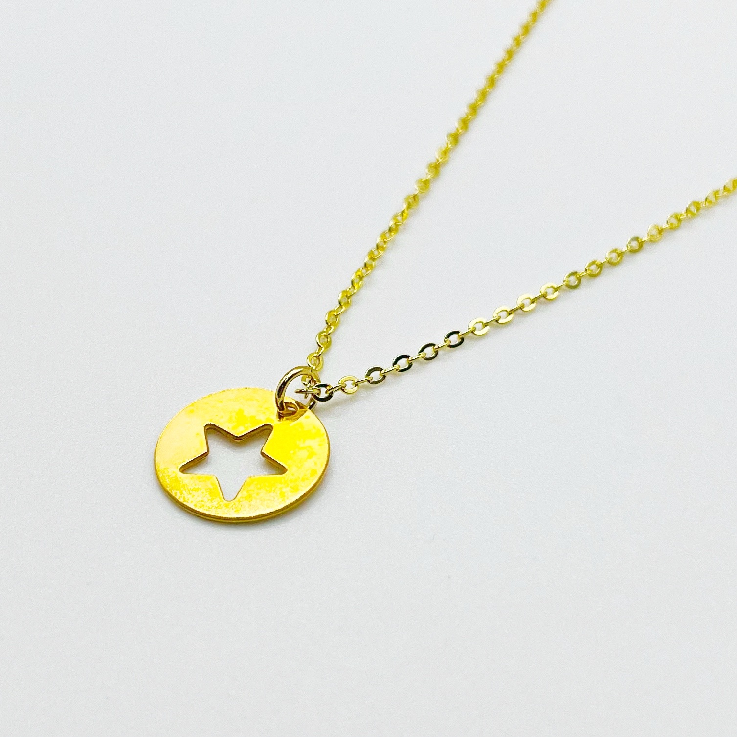 Collier chaîne fine doré étoile