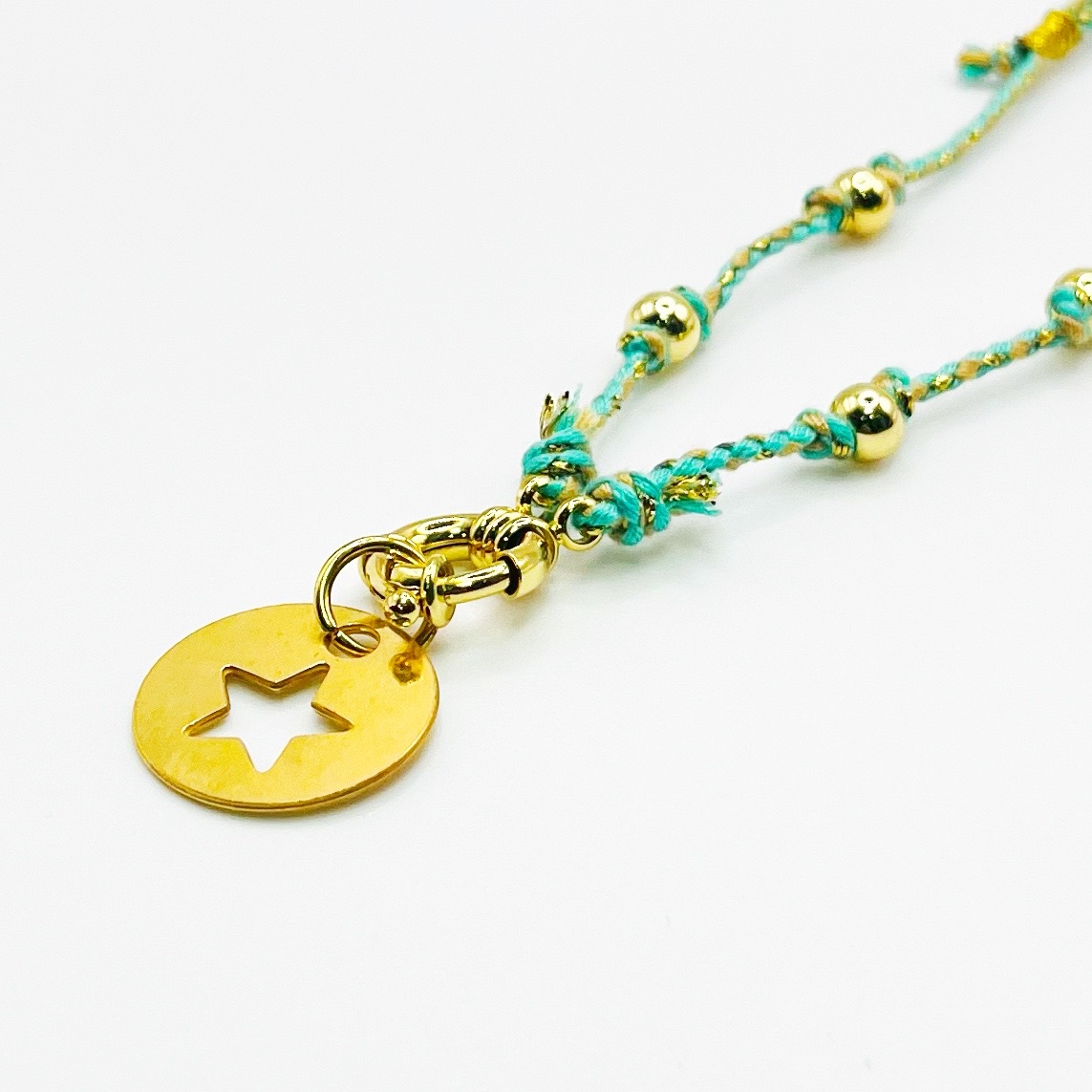 Collier doré étoile tressé cordon vert