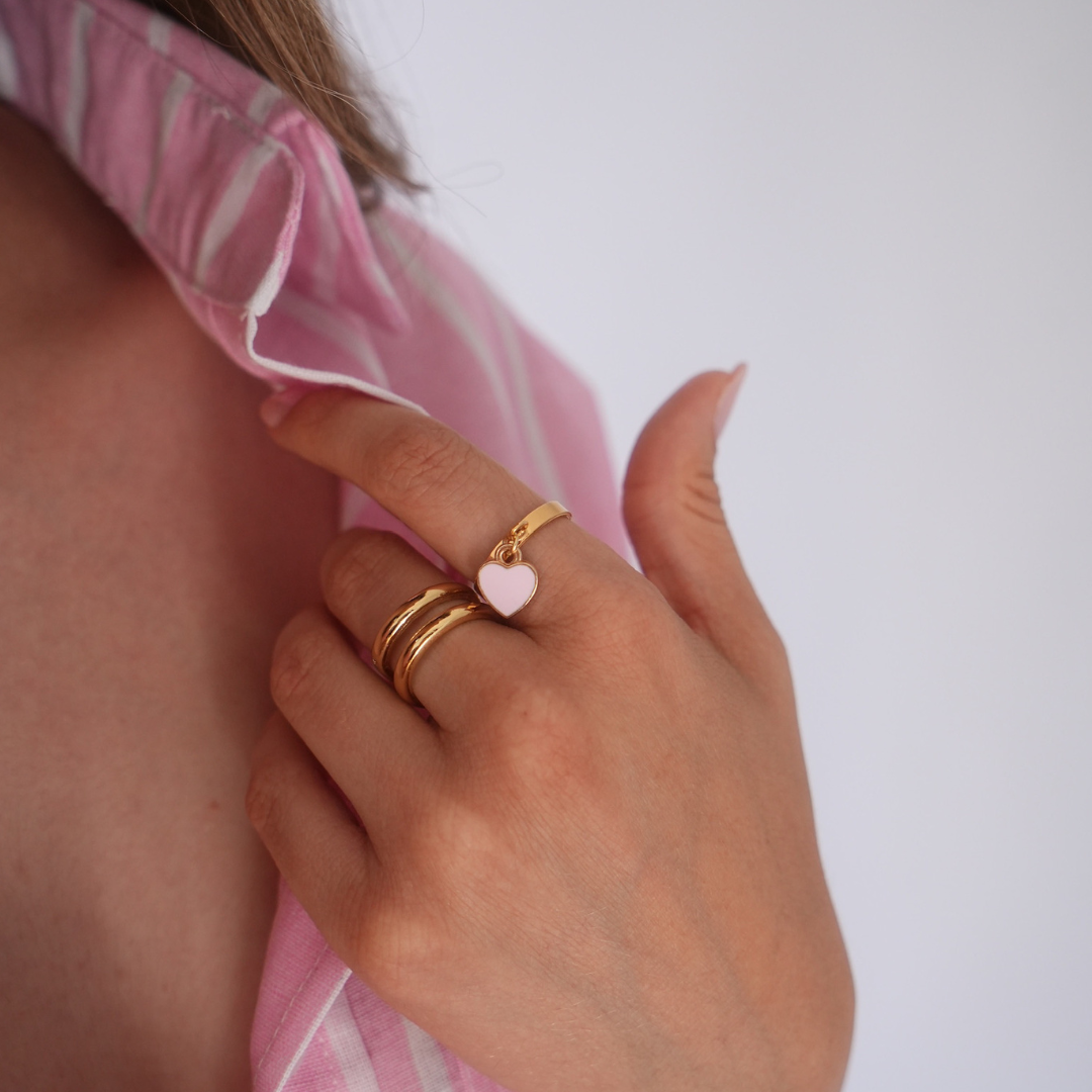 La bague doré coeur coloré est composée d'une base fine dorée et d'une pampille coeur.