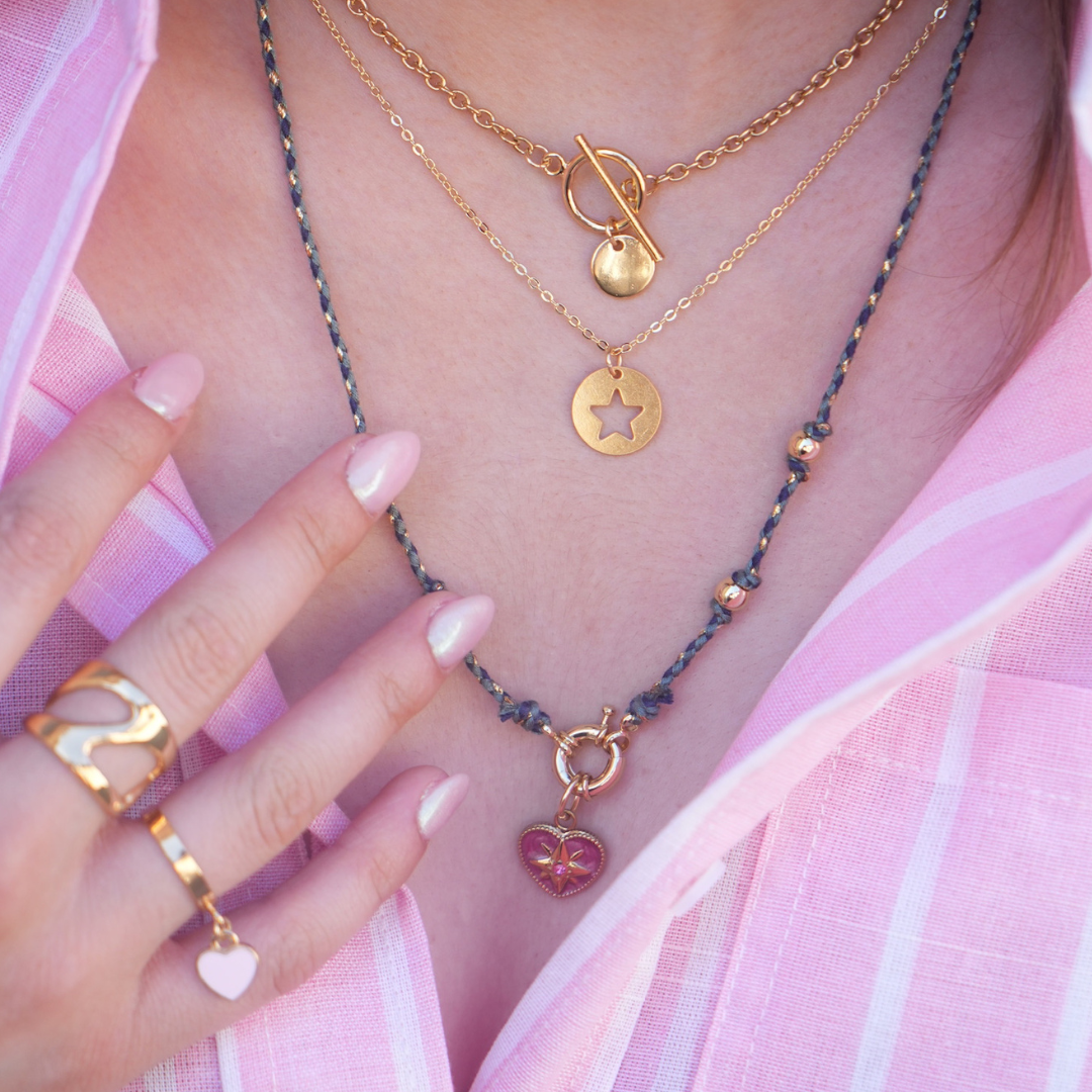 le Collier Coeur strass tressé c'est un joli cordon tressé coloré avec un pampille coeur de couleur au choix !