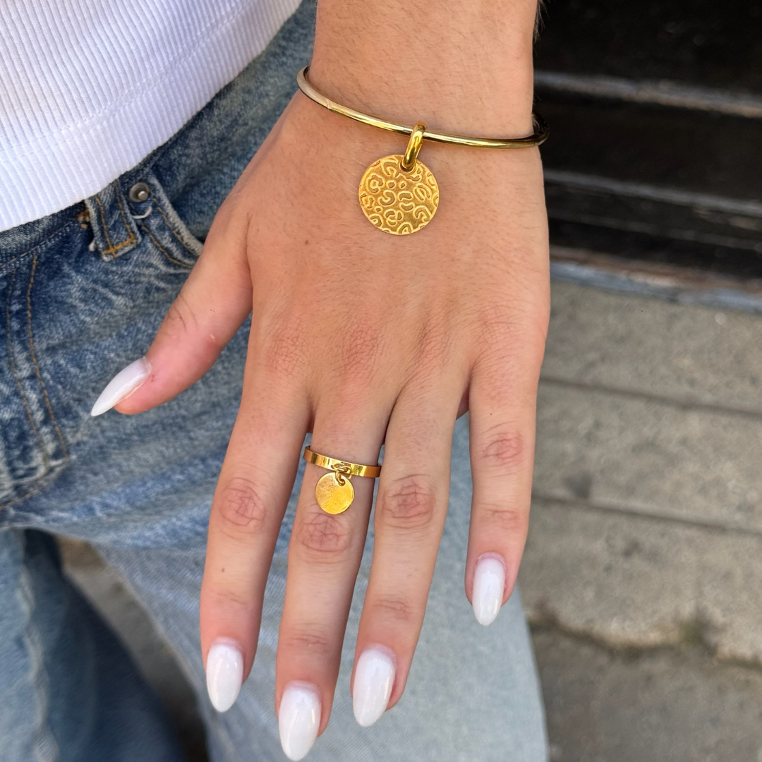 Bague dorée ajustable avec une jolie médaille